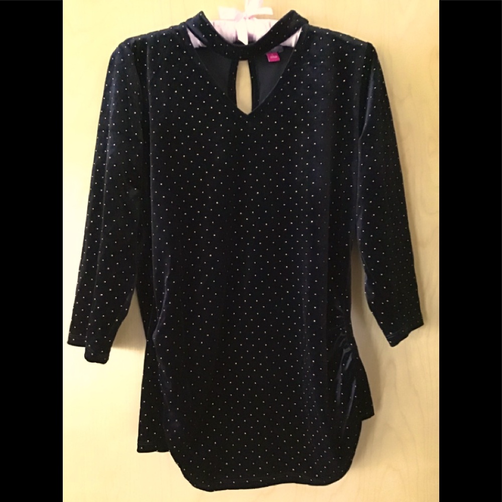 Elegant top in black velvet with gold accents.